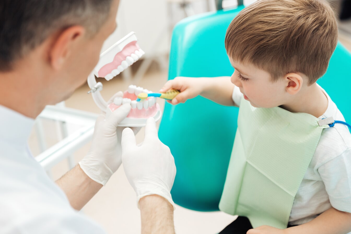 Bambino dal dentista per la prima visita